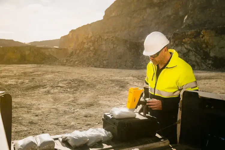 Analizzatore XRF portatile per analisi metalli e materiali serie Vanta™ - immagine 3